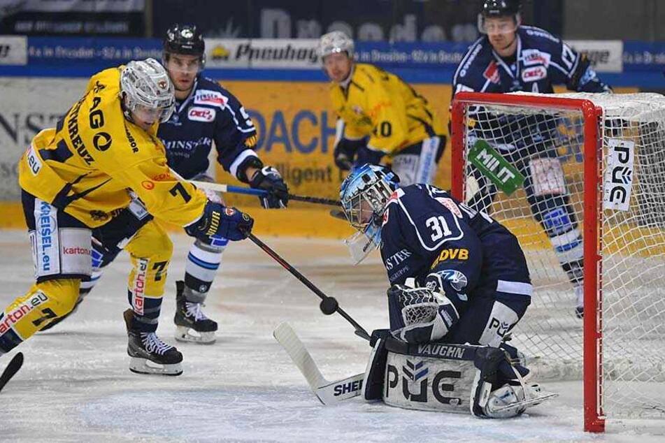 Clarke Breitkreuz von den Füchsen verzieht gegen Goalie Marco Eisenhut.