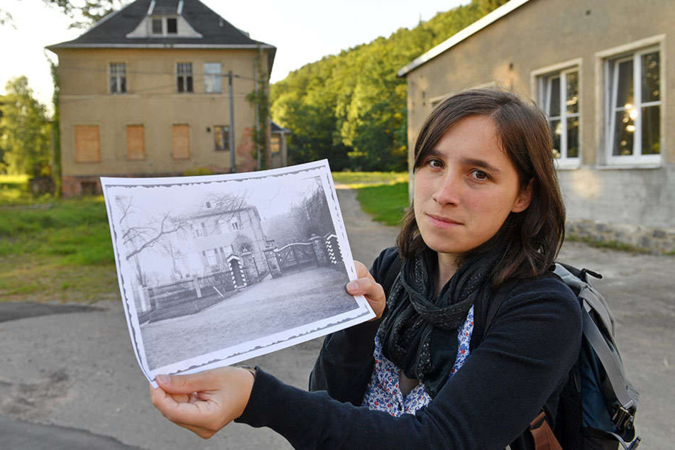 Vorstandsvorsitzende Anna Schüller mit historischen Fotos der mittlerweile verfallenen Kommandantenvilla.