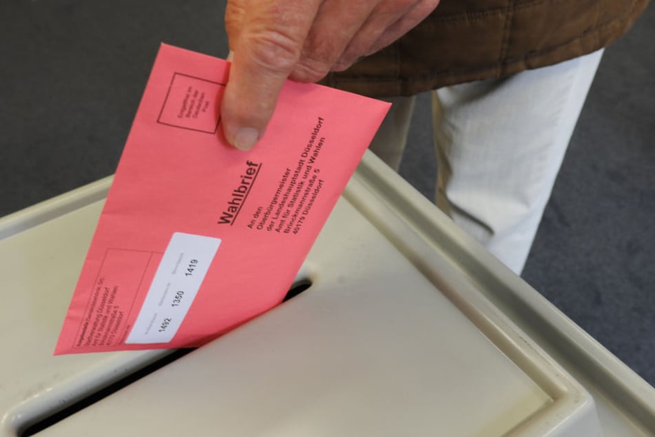 Der Mann unterschrieb seinen Wahlschein. Damit war er ungültig. (Symbolbild)