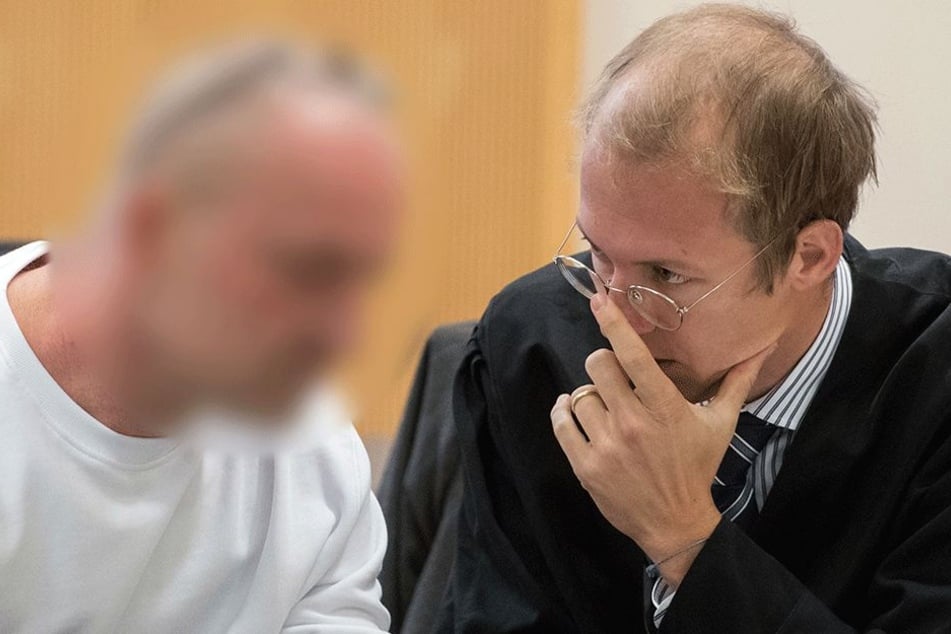 Der Angeklagte Carsten A. spricht am 16. Oktober im Gerichtssaal des Landgerichts in Regensburg(Bayern) mit seinem Verteidiger Maximilian Richter. Der 42 Jahre alte Mann muss sich wegen Mordes vor dem Gericht verantworten.