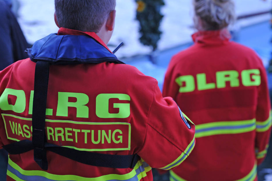 Helfer konnten den jungen Mann gerade noch rechtzeitig an Land ziehen und reanimieren. (Symbolbild)
