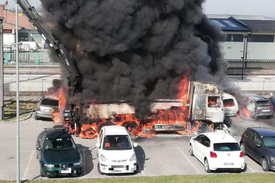 Der Laster stand beim Eintreffen der Floriansjünger komplett in Flammen.