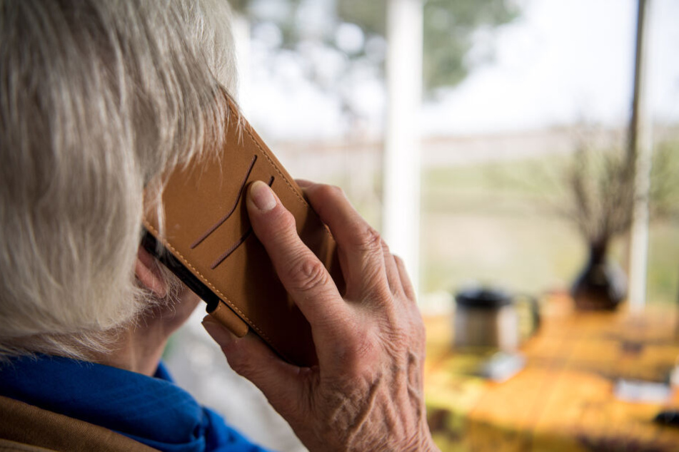 Senior am Telefon (Symbolbild)
