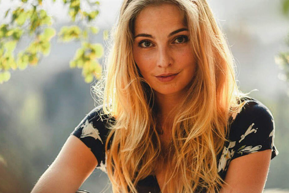 Gina (25) möchte aufklären, warum es so wichtig ist, auf seinen ökologischen Fußabdruck zu achten.
