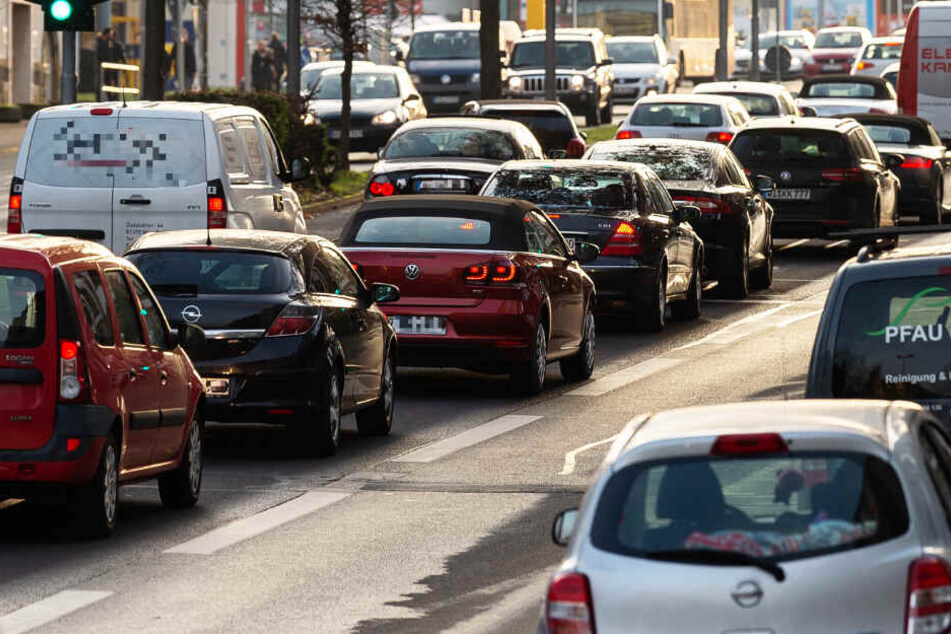 Autos fahren im Dezember 2018 die Schiersteiner-Straße in Wiesbaden entlang.