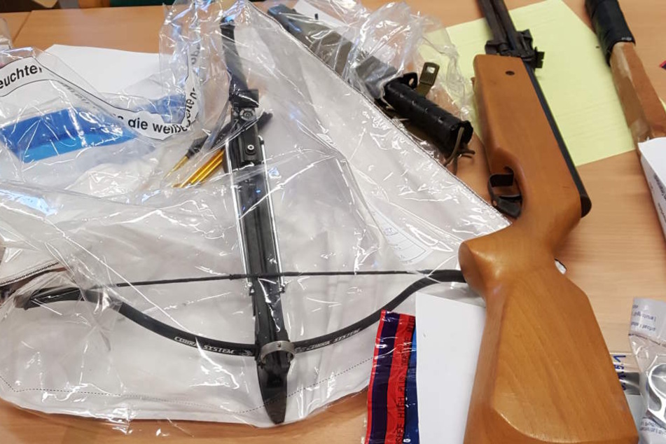 Neben diversen, zum Teil verbotenen, Schlag- und Stichwerkzeugen wurden auch Schusswaffen und eine Armbrust sichergestellt.