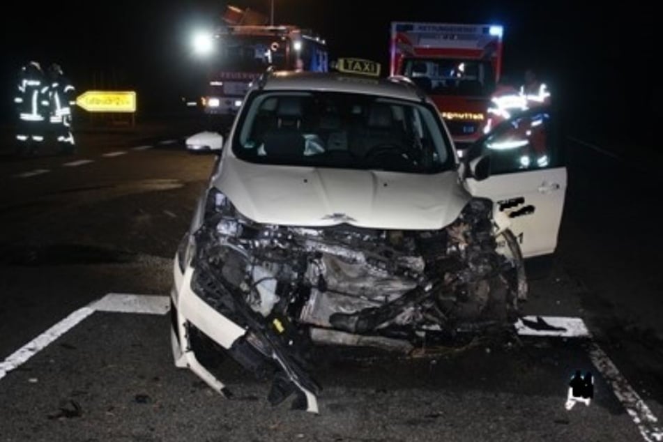 Das Taxi wurde bei dem Crash komplett zerstört.