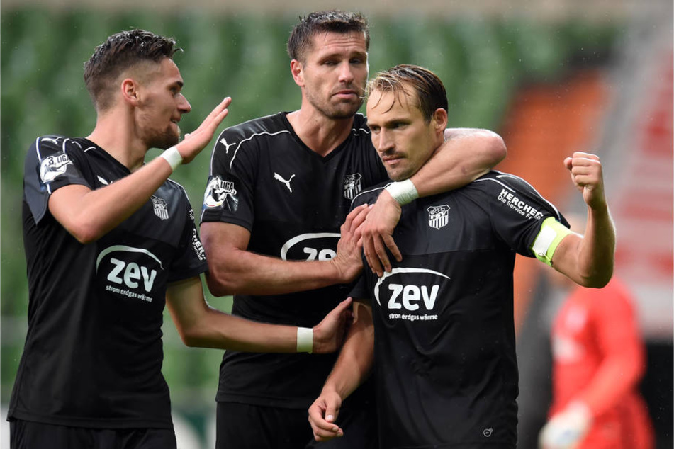 Jubel bei den Spielern vom FSV Zwickau: Ein deutlicher Sieg gegen die Bremer.