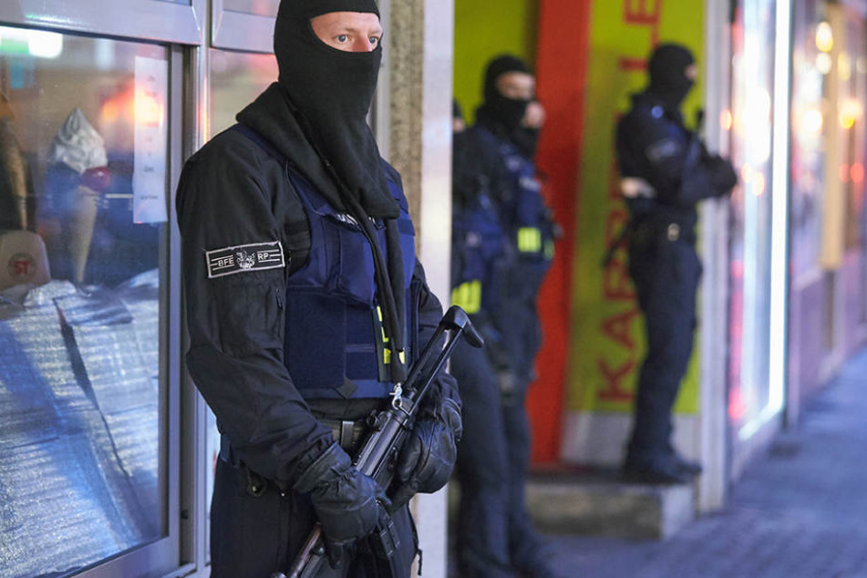 Bei einer bundesweiten Razzia ist eine Betrügerbande aufgeflogen.(Symbolbild)