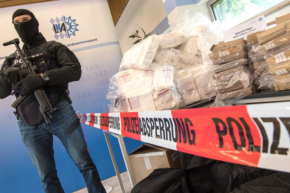 Bei einer Drogenrazzia stellte die Polizei Hunderte Kilogramm Kokain sicher.
