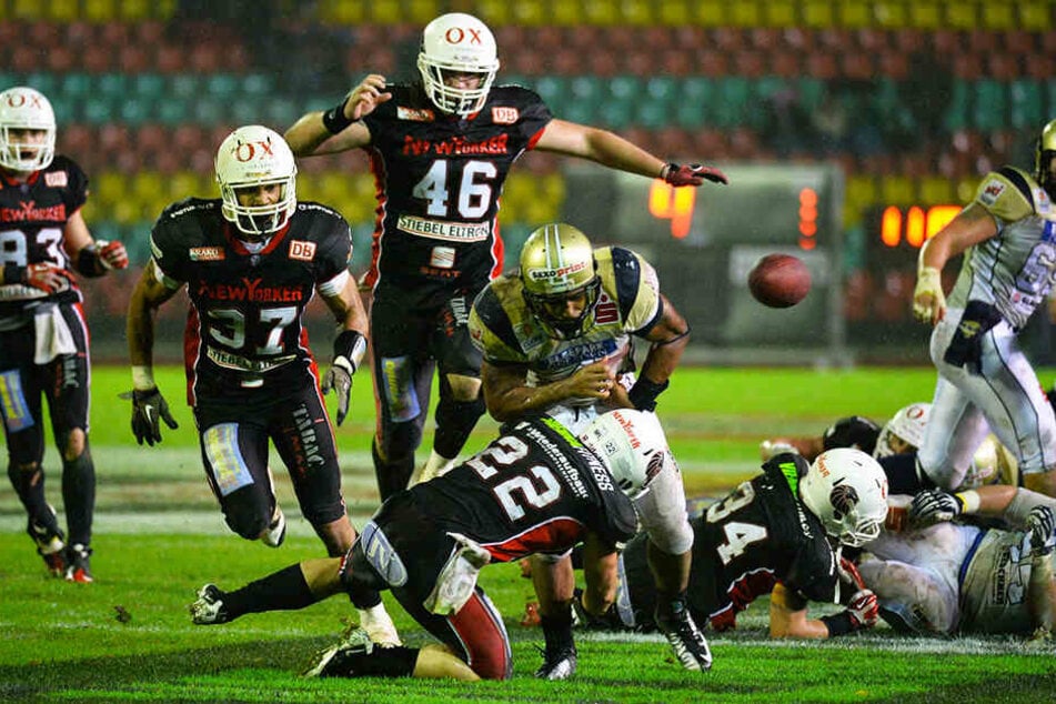 Die Entscheidung beim German Bowl 2013 zwischen den Monarchs und den Lions: Dresdens Trevar Deed (M.) wird von Christian Petersen attackiert und verliert kurz vor der Endzone den Ball.