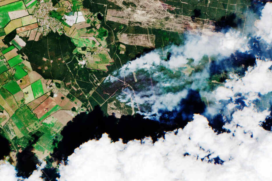 Der europäische Copernicus Sentinel-2-Satelliten hat den Waldbrand bei Lübtheen (Mitte) am Montagmittag aus dem Weltraum aus fotografiert.