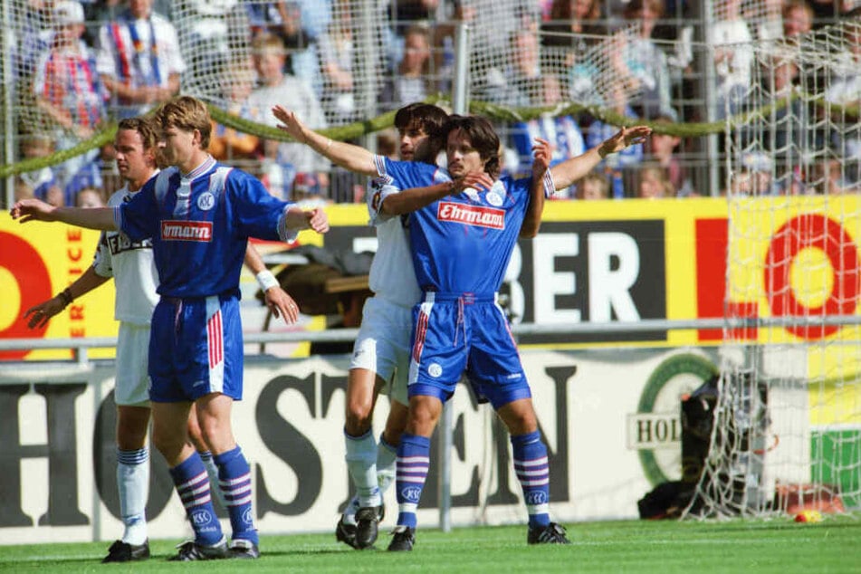 Dirk Schuster (r.) spielte in seiner letzten KSC-Spielzeit zusammen mit den späteren Champions-League-Siegern Michael Tarnat (2.v.l.) und Thorsten Fink.