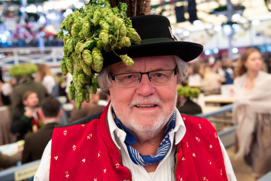 Günter Werner steht auf dem Oktoberfest im Schottenhamel Festzelt an seinem Stammtisch.