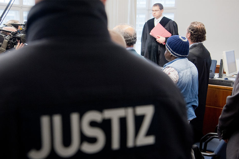 Der Angeklagte Abakar O. (2.v.r) stand am Montag vor Richter Kai Wrase im Amtsgericht in Hannover.