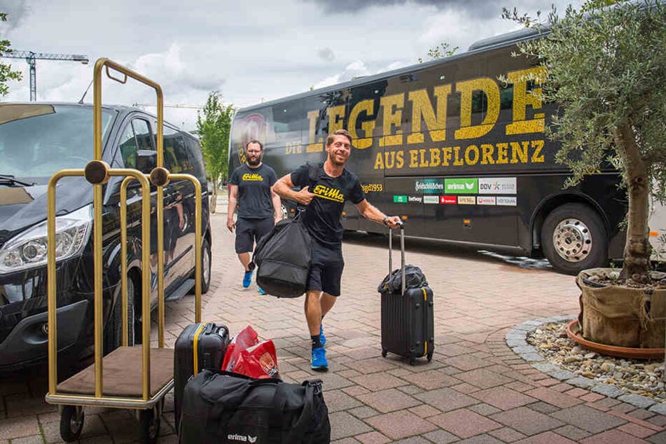 Andreas "Lumpi" Lambertz bei der Ankunft. Der Oldie strahlt übers ganze Gesicht, scheint sich auf die (schweißtreibenden) Tage in Bad Gögging zu freuen.