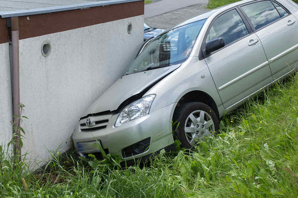 Der Toyota krachte mit voller Wucht gegen die Garage.