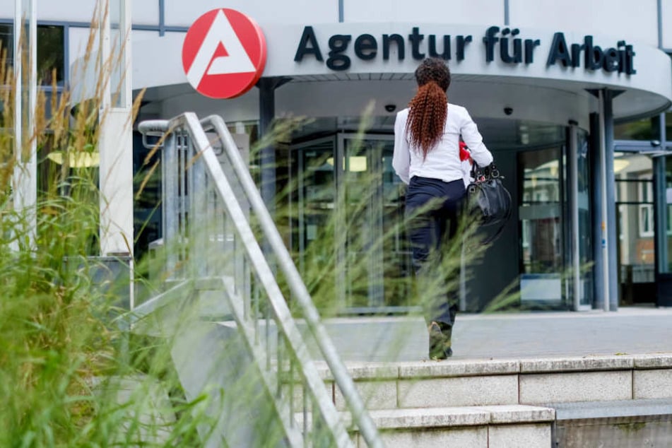 Eine Frau betritt die Agentur für Arbeit (Archivbild).