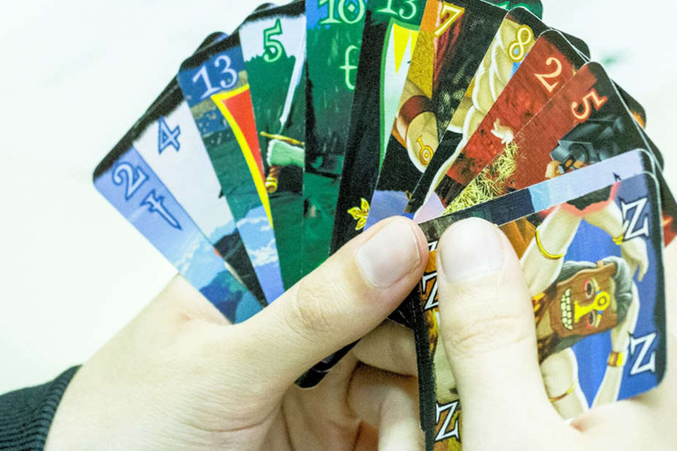 In dem Kartenspielhit geht es um Elfen, Zwerge, Riesen und Menschen.