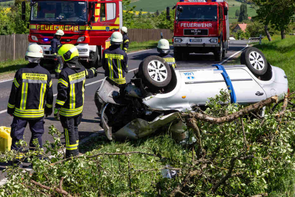 Der Mann saß fast eine Stunde schwer verletzt in dem Wagen fest.