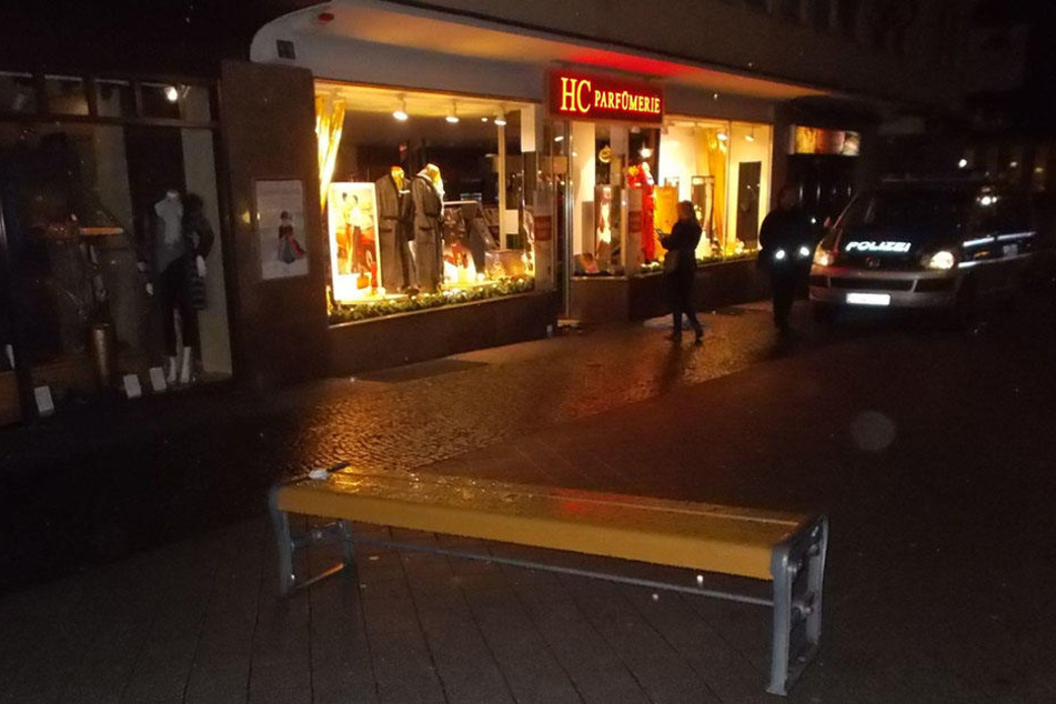 Ob die Einbrecher die Parkbank auf die Straße stellten, um der Polizei den Weg zu versperren, konnte bisher nicht geklärt werden.