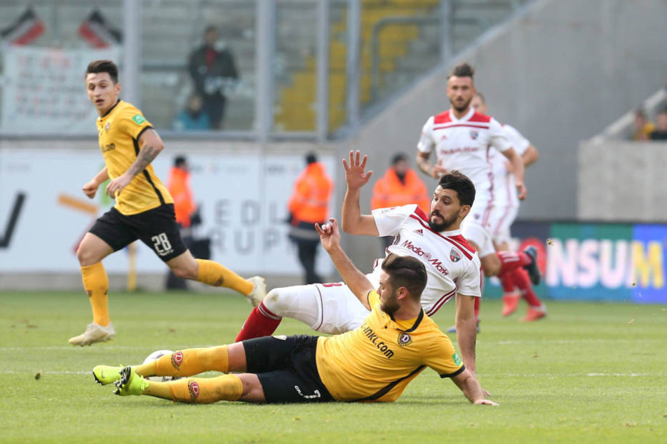 Erste Wahl als Vertretung: Gegen Ingolstadt half Niklas Kreuzer (v.) auf der linken Abwehrseite aus. Hier grätscht er Almog Cohen erfolgreich den Ball vom Fuß.