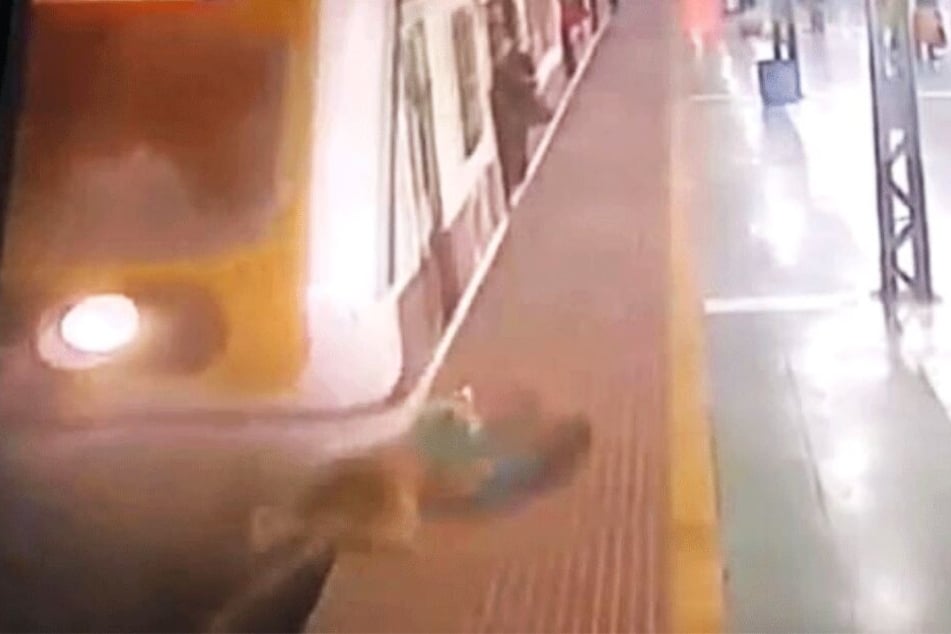Die Bahn erwischte die Frau und schleifte sie mit.