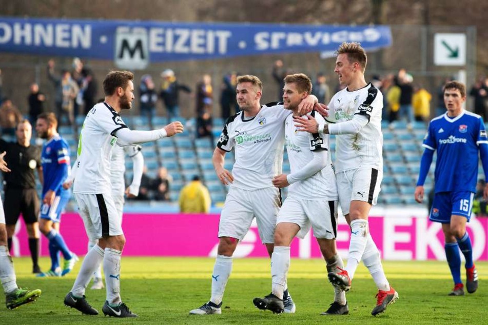 Jena feiert den 1:1-Ausgleichstreffer durch Dominik Bock.