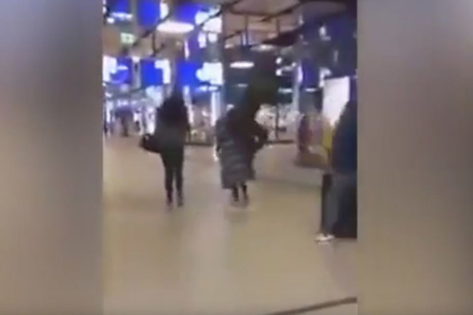 Mitten in einem Shoppingcenter sucht der Treter sich scheinbar wahllos ein Opfer.