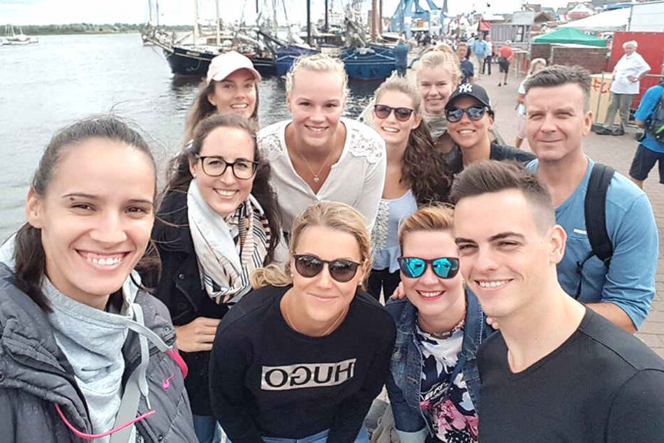 Gruppenfoto am Hafen: Der DSC hatte sichtlich Spaß in Rostock.