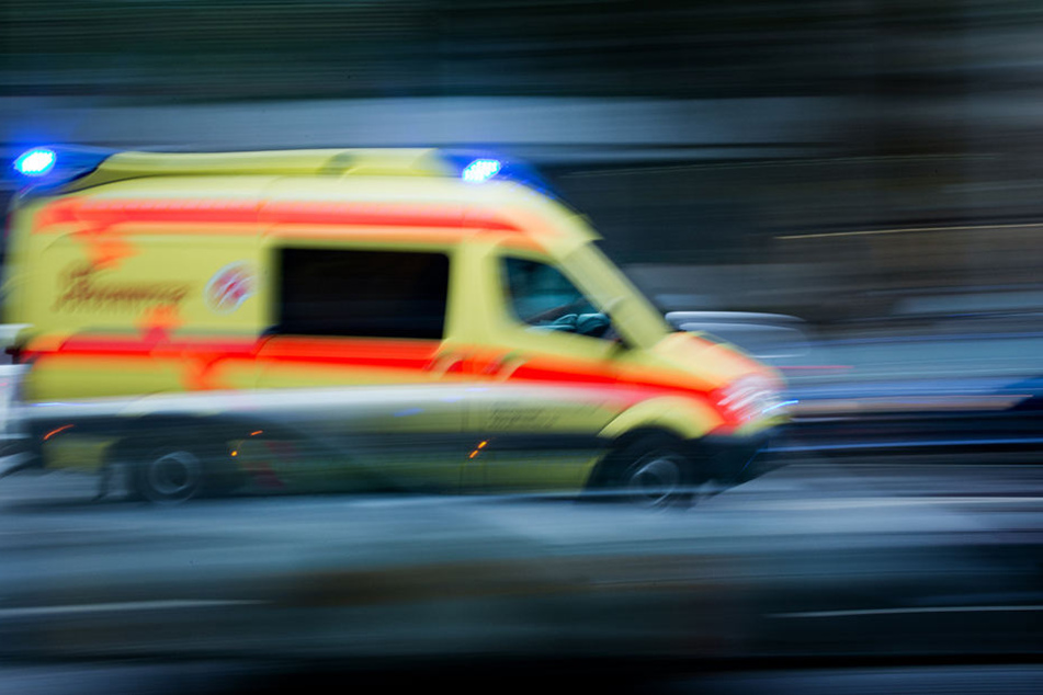 Der 22-jährige VW-Fahrer erfasste die junge Fußgängerin. Sie war über die Straße gerannt, ohne auf den Verkehr zu achten. (Symbolbild)