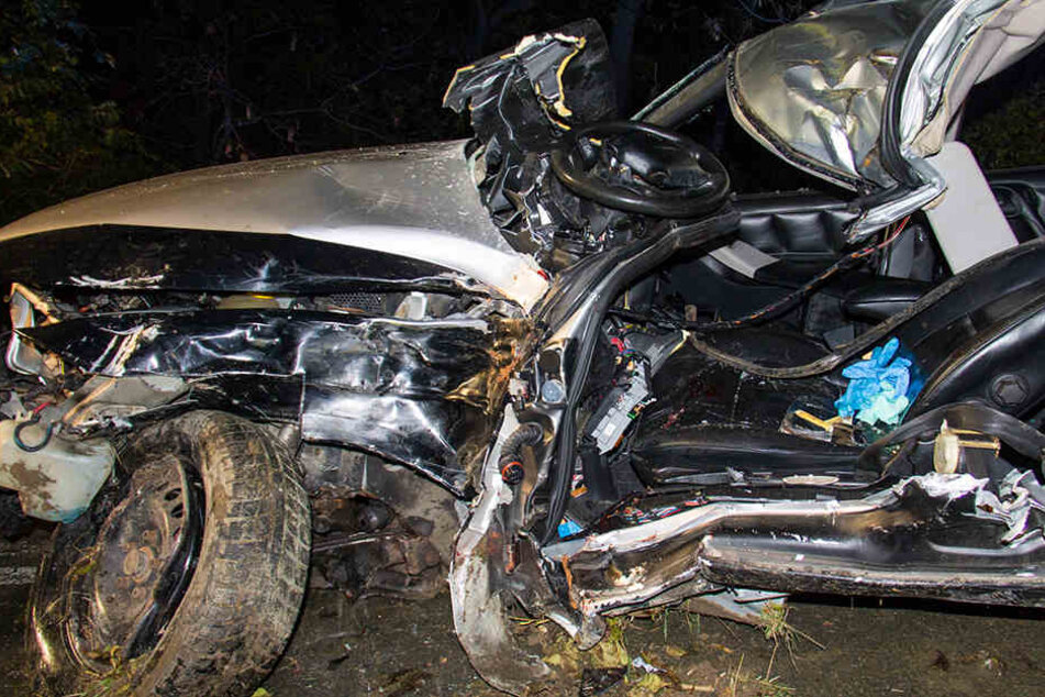 Der Opel wurde bei dem Unfall komplett demoliert.