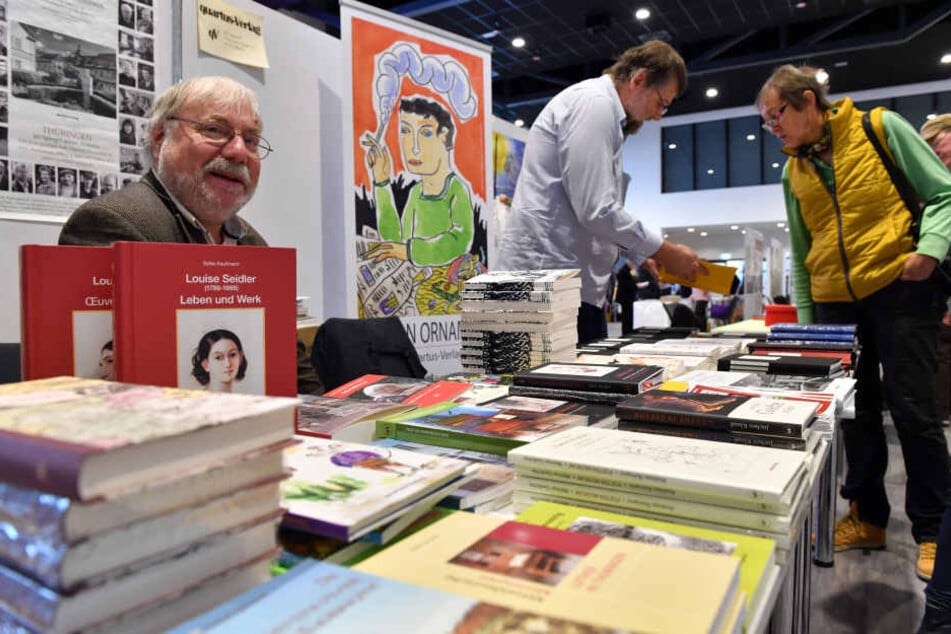 Auch im letzten Jahr ließen sich viele Besucher die Neuheiten der Verlage auf der Buchmesse zeigen.