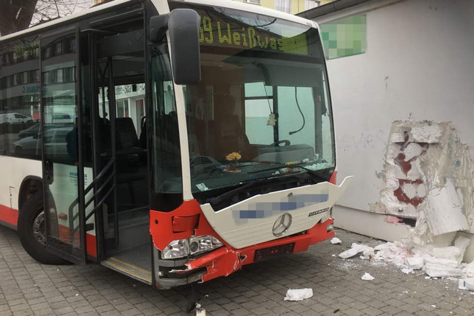 An der Albert-Einstein-Straße rammte der Bus die Wand eines Gebäudes.