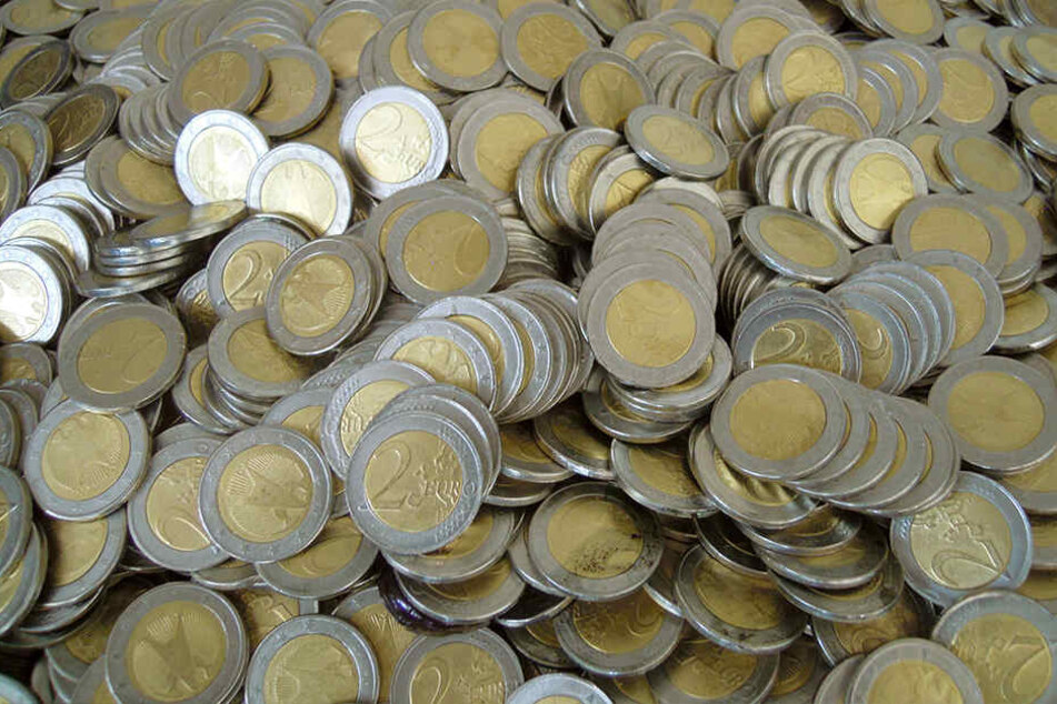 Unter den entdeckten gefälschten 2.363 Münzen sei hauptsächlich die Zwei-Euro-Münze nachgemacht worden.