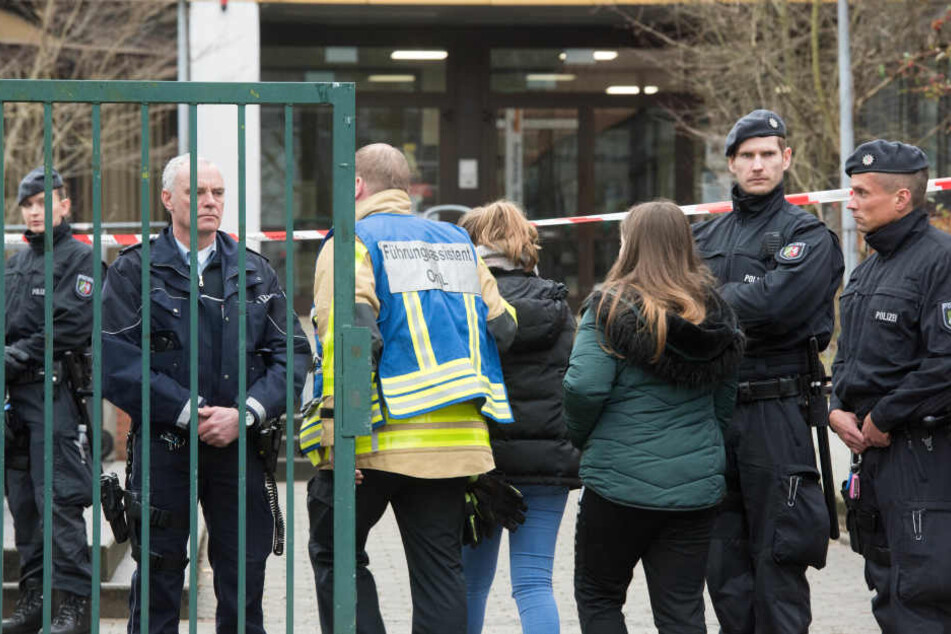 Die geschockten Mitschüler wurden unter Aufsicht von Seelsorgern vom Gelände gebracht.