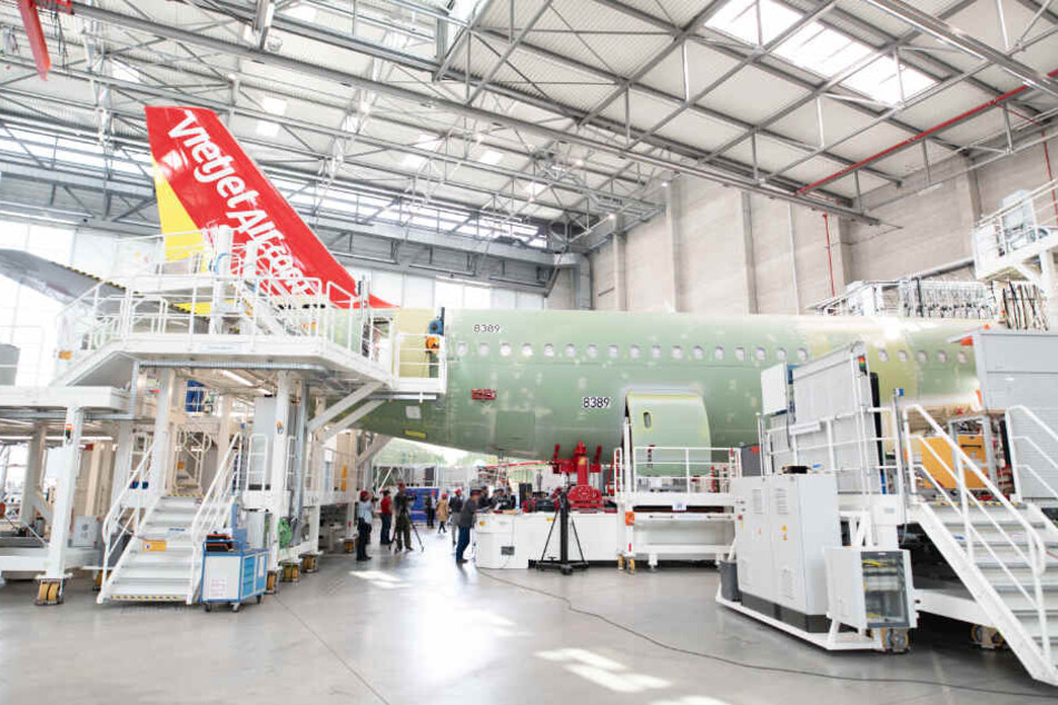 Monteure bauen einen Airbus A320 im Werk in Hamburg-Finkenwerder zusammen.