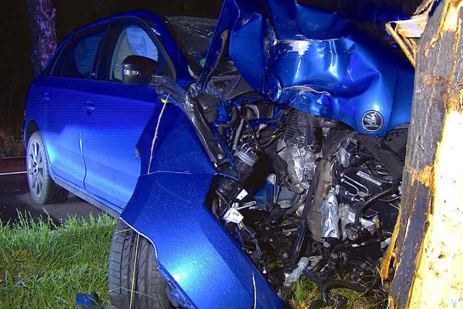 Die junge Fahrerin wurde bei dem Unfall schwer verletzt. An dem Pkw entstand ein Totalschaden.