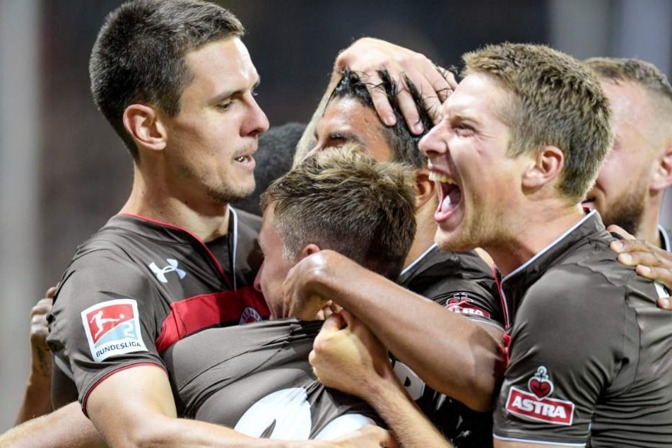 Feiern das 1:0: Johannes Flum (von links nach rechts), Richard Neudecker, Sami Allagui, Daniel Buballa und Marvin Knoll.