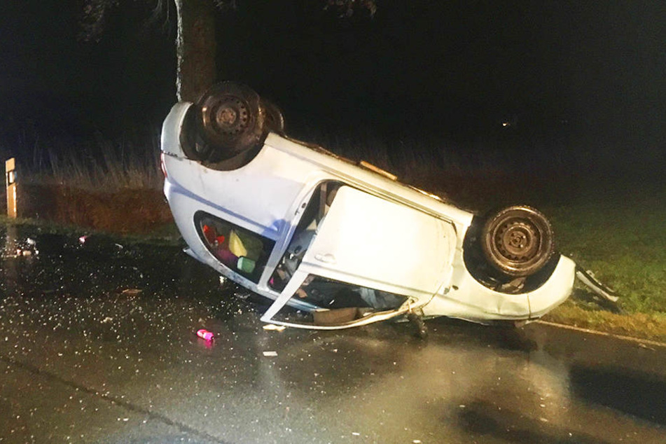 Das Auto blieb nach dem Zusammenstoß mit dem Baum auf dem Dach liegen.