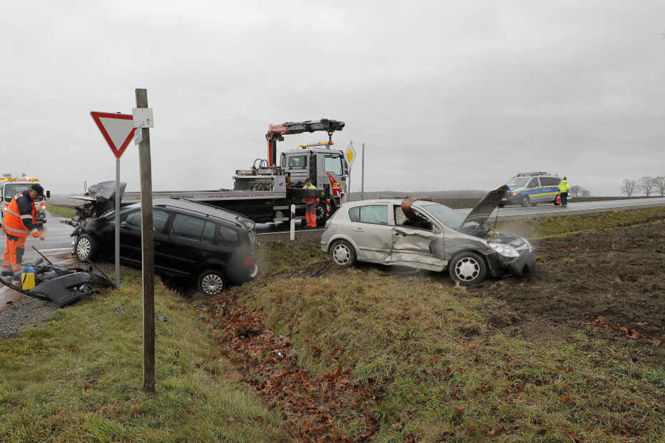 Beide Autos wurden auf ein Feld geschleudert.
