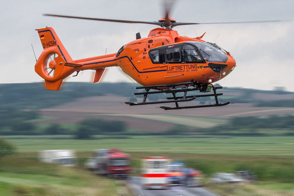 Ein Rettungshubschrauber brachte eine schwerverletzte 45-Jährige in eine Spezialklinik (Symbolbild).