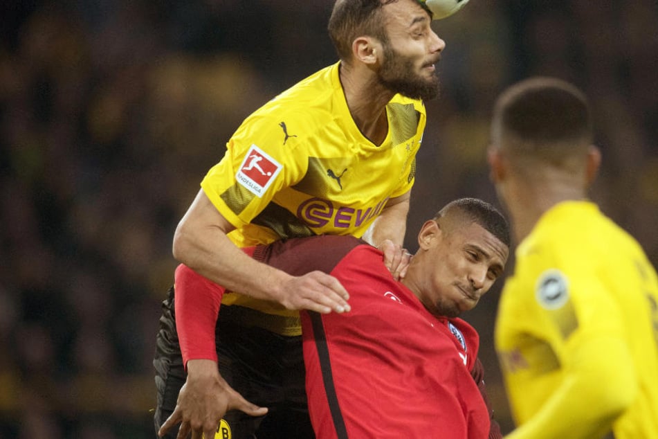Dortmunds Ömer Toprak (l) und Sebastien Haller von Frankfurt im Zweikampf.