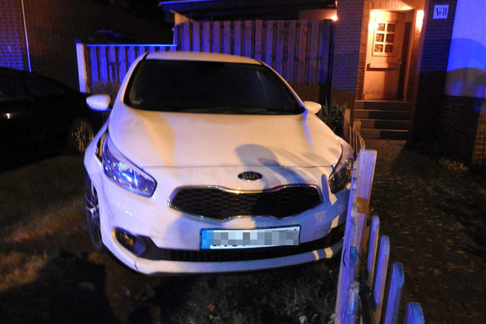 Der Kia wurde durch den Unfall gegen den Zaun geschleudert.