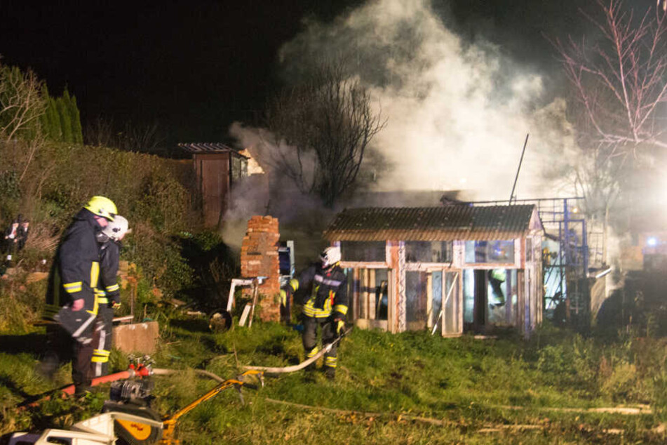 Die Feuerwehr musste auch die angrenzenden Häuser schützen.