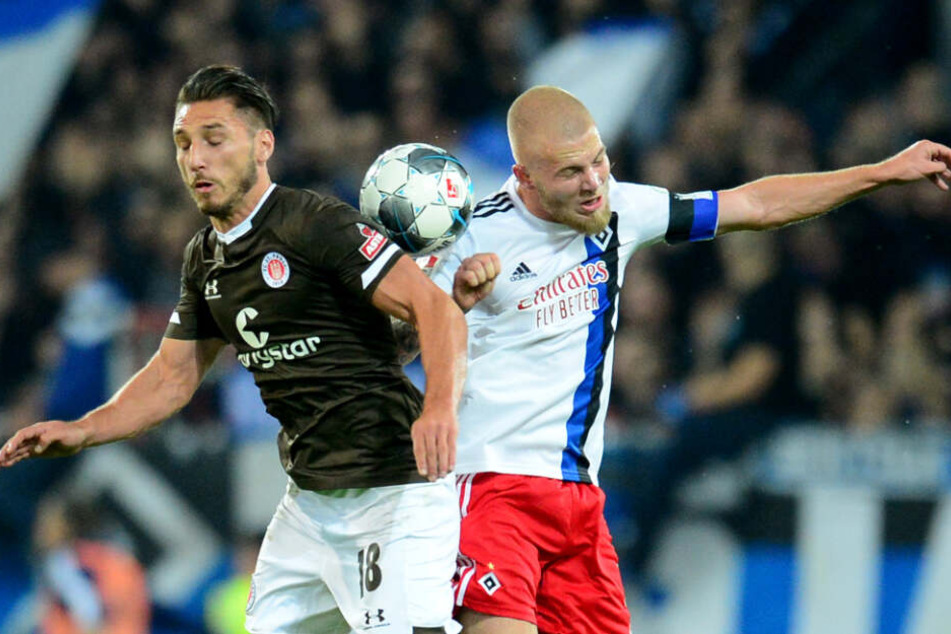 Im Hamburger Derby setzte sich Diamantakos gegen HSV-Verteidiger Rick van Drongelen durch.