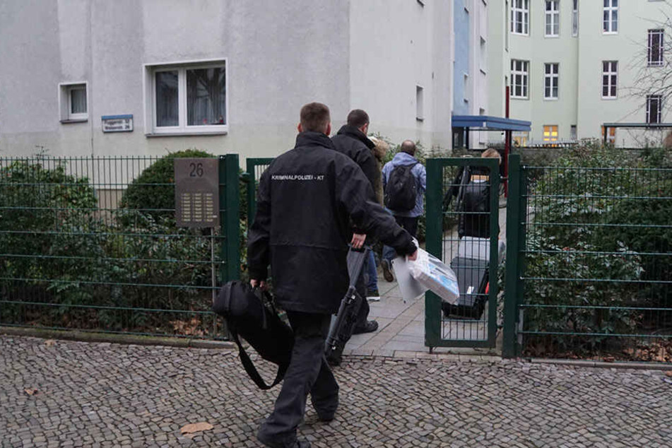 Ermittler auf den Weg zum Tatort.
