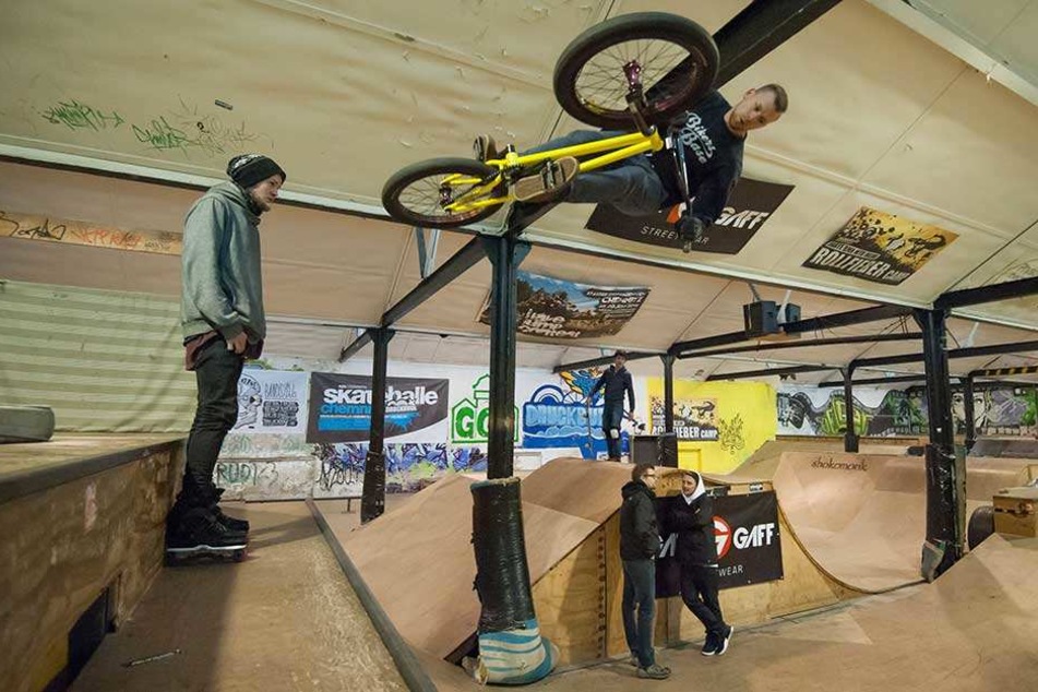 12 .000 Skateboarder und BMX-Fahrer nutzen die arg ramponierte Halle in der Schönherrfabrik. Das Rathaus will einen Hallenneubau am Konkordiapark unterstützen.