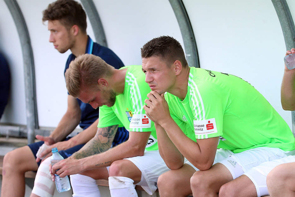 Bei seinem Startelf-Debüt gegen Unterhaching zog sich Tom Baumgart (hinten) gleich eine Verletzung zu.
