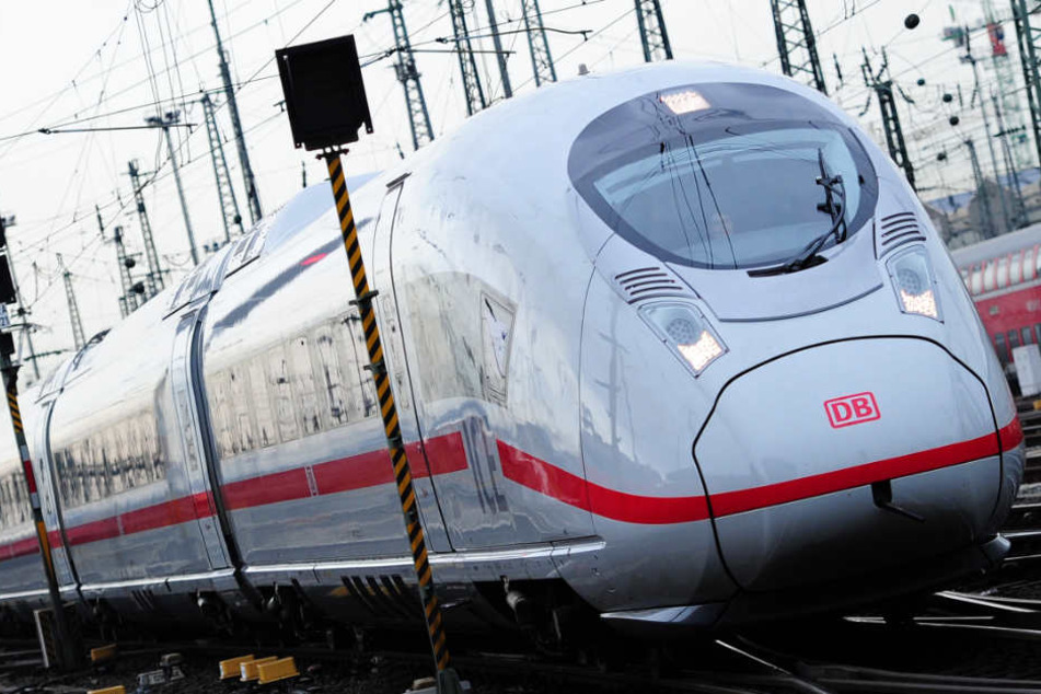Auch der ICE-Betrieb der Deutschen Bahn ist betroffen (Archivbild).
